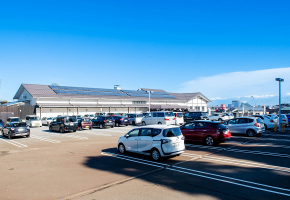 最大200台収容可能な大駐車場完備